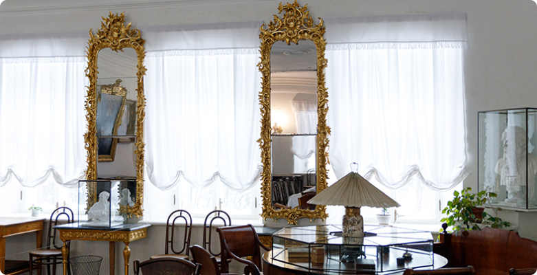 Зеркала вернулись в Дом Толстого после реставрации